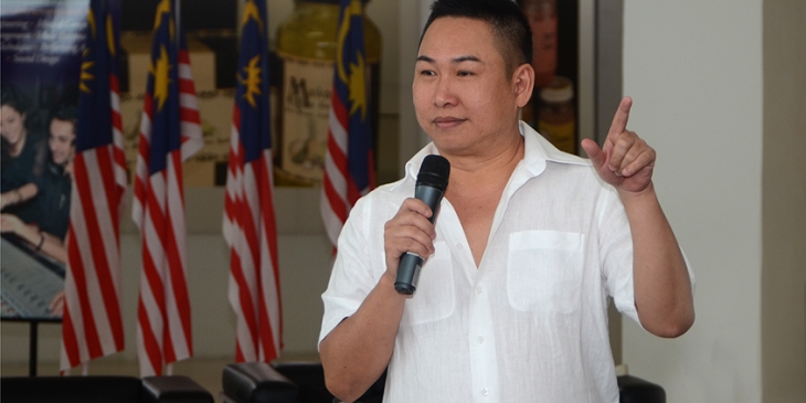 Fashion designer Bill Keith interacts with Limkokwing University students